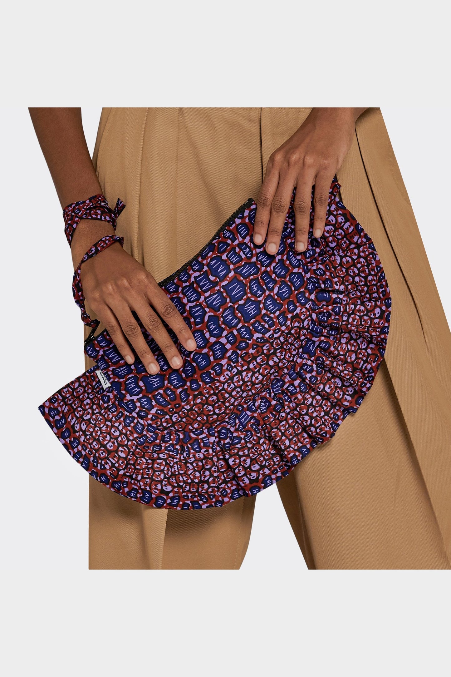 Ruffled Clutch Bobodouman